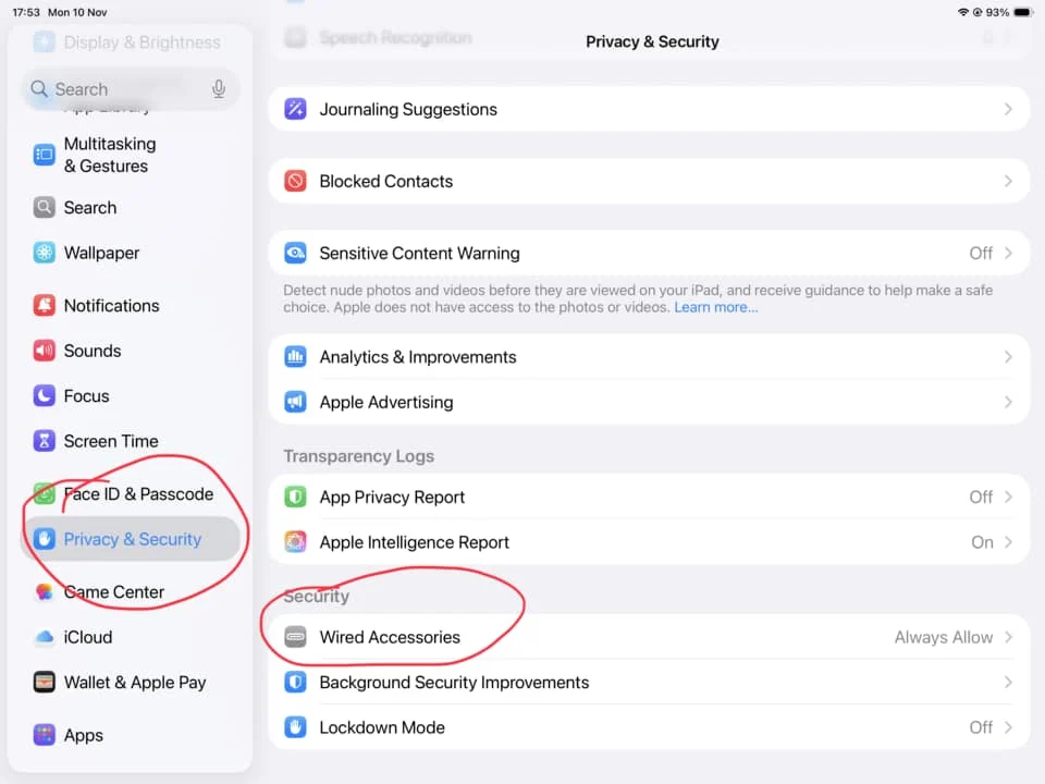 الإعدادات في iPadOS 26، قسم الخصوصية والأمن، مع إحاطة الملحقات السلكية بدائرة تحت الأمن