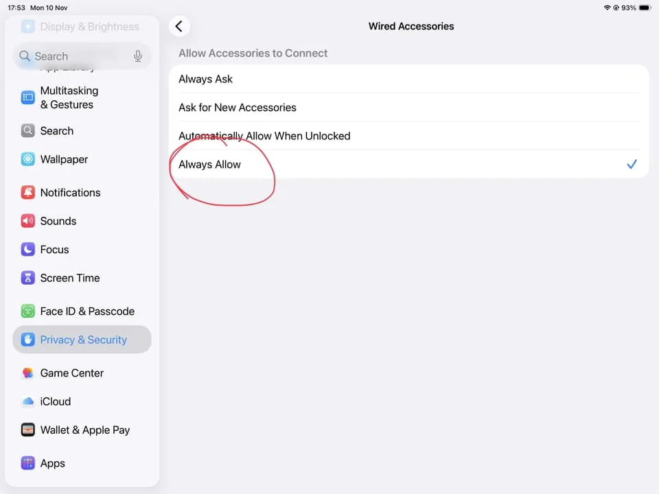 إعداد الملحقات السلكية في iPadOS 26 مع تحديد السماح دائمًا
